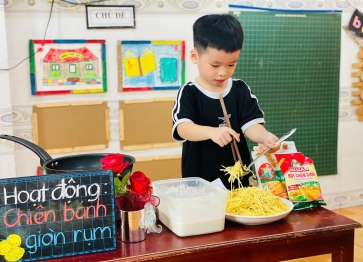 Cô Trò Chiên Bánh 