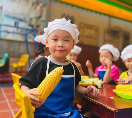 Bé Tách Hạt Bắp