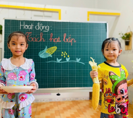 Bé Tách Hạt Bắp