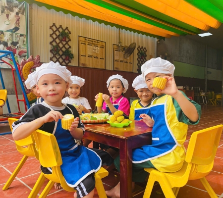 Bé Tách Hạt Bắp