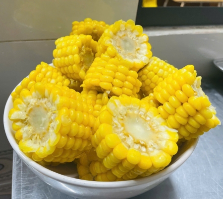 Bé Tách Hạt Bắp