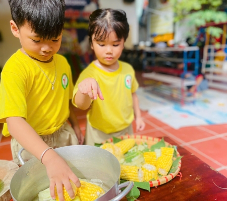 Bé Tách Hạt Bắp