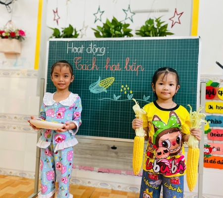 Bé Tách Hạt Bắp