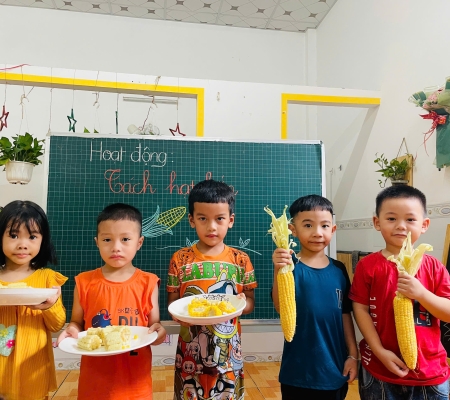 Bé Tách Hạt Bắp