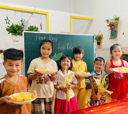 Bé Tách Hạt Bắp