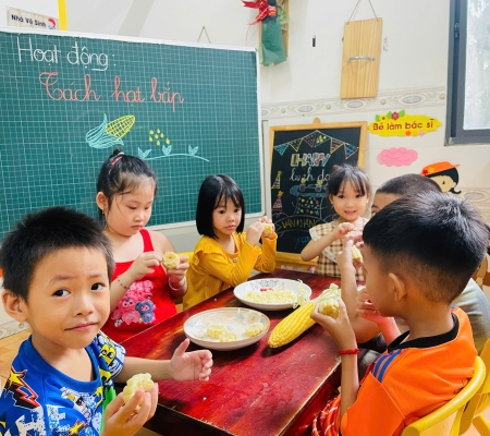 Bé Tách Hạt Bắp