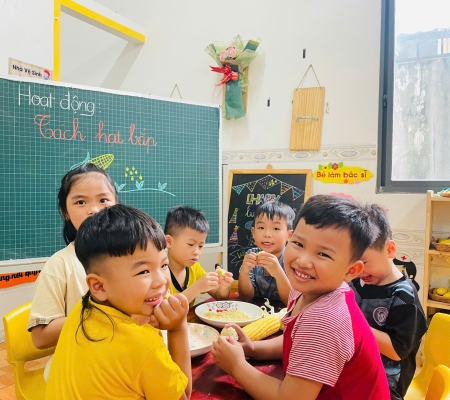 Bé Tách Hạt Bắp