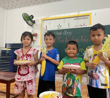 Bé Tách Hạt Bắp