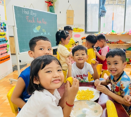 Bé Tách Hạt Bắp