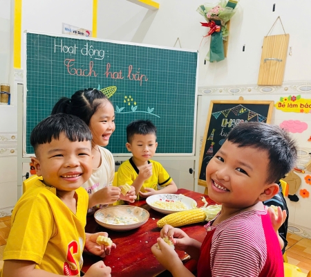 Bé Tách Hạt Bắp