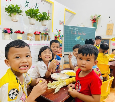 Bé Tách Hạt Bắp