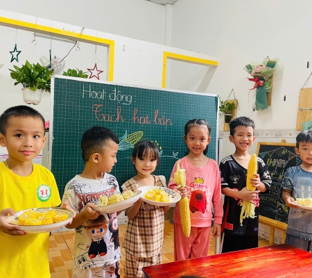 Bé Tách Hạt Bắp