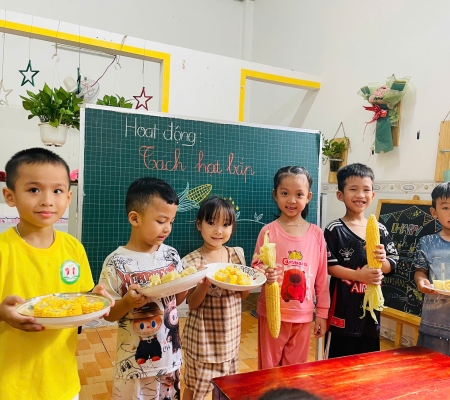 Bé Tách Hạt Bắp