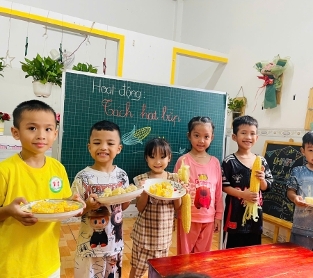 Bé Tách Hạt Bắp