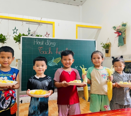 Bé Tách Hạt Bắp