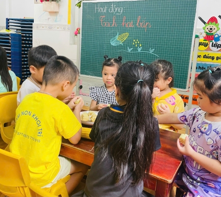 Bé Tách Hạt Bắp