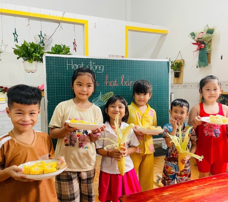 Bé Tách Hạt Bắp