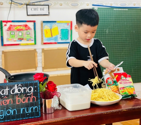 Cô Trò Chiên Bánh 