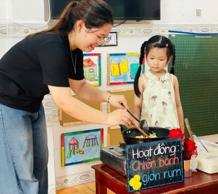 Cô Trò Chiên Bánh 