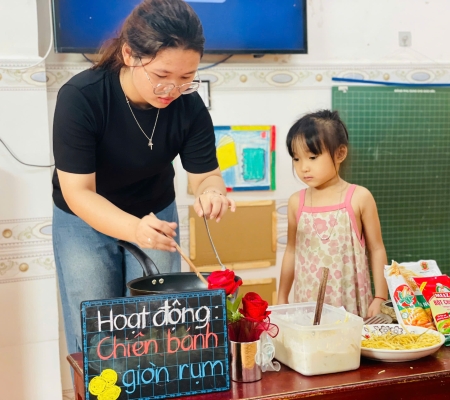 Cô Trò Chiên Bánh 