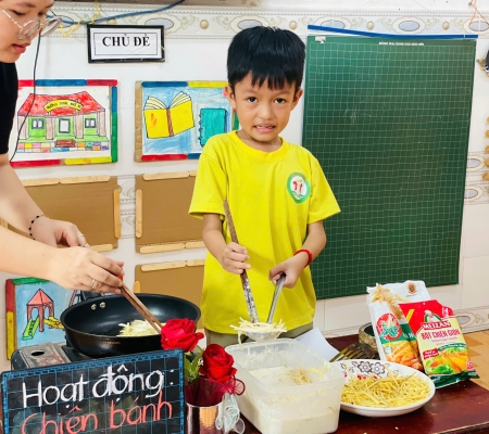 Cô Trò Chiên Bánh 