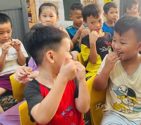 Cô Trò Chiên Bánh 