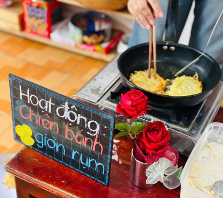 Cô Trò Chiên Bánh 