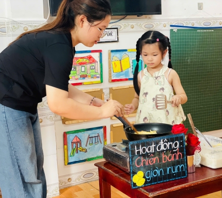 Cô Trò Chiên Bánh 