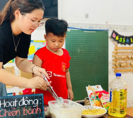 Cô Trò Chiên Bánh 