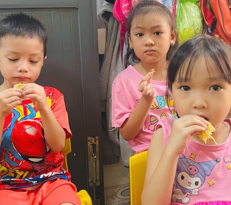 Cô Trò Chiên Bánh 