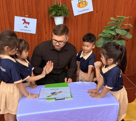 Hoạt Động Trải Nghiệm: Giao Lưu Với Người Bản Xứ