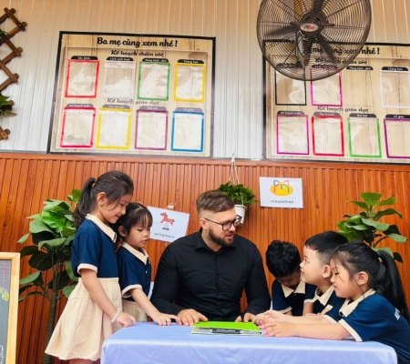 Hoạt Động Trải Nghiệm: Giao Lưu Với Người Bản Xứ