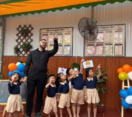 Hoạt Động Trải Nghiệm: Giao Lưu Với Người Bản Xứ