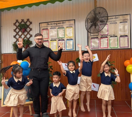 Hoạt Động Trải Nghiệm: Giao Lưu Với Người Bản Xứ