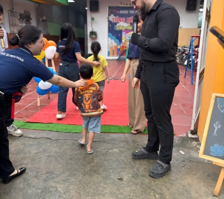 Hoạt Động Trải Nghiệm: Giao Lưu Với Người Bản Xứ