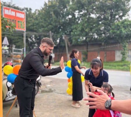 Hoạt Động Trải Nghiệm: Giao Lưu Với Người Bản Xứ