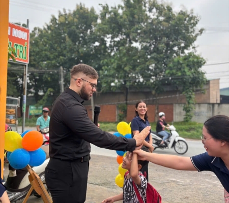 Hoạt Động Trải Nghiệm: Giao Lưu Với Người Bản Xứ