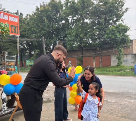 Hoạt Động Trải Nghiệm: Giao Lưu Với Người Bản Xứ