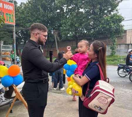 Hoạt Động Trải Nghiệm: Giao Lưu Với Người Bản Xứ