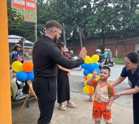 Hoạt Động Trải Nghiệm: Giao Lưu Với Người Bản Xứ