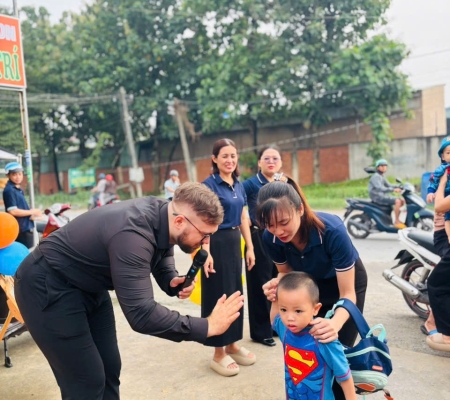 Hoạt Động Trải Nghiệm: Giao Lưu Với Người Bản Xứ